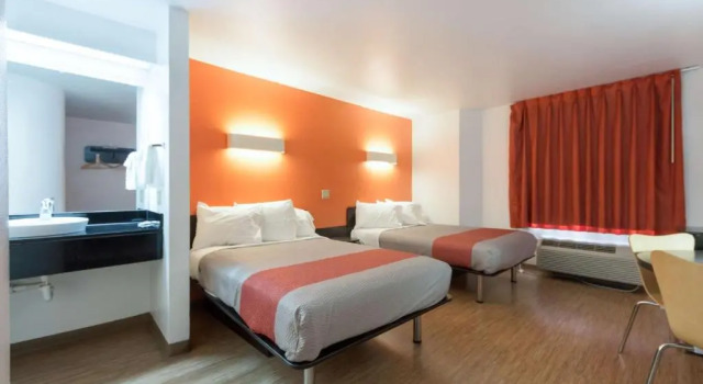Четырёхместный номер Standard Motel 6-Dallas, TX - Northeast