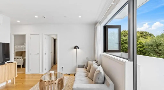 Convenient Modern 2-Bedroom Unit with Free Parking