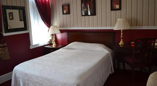 Номер Standard Copper Queen Hotel