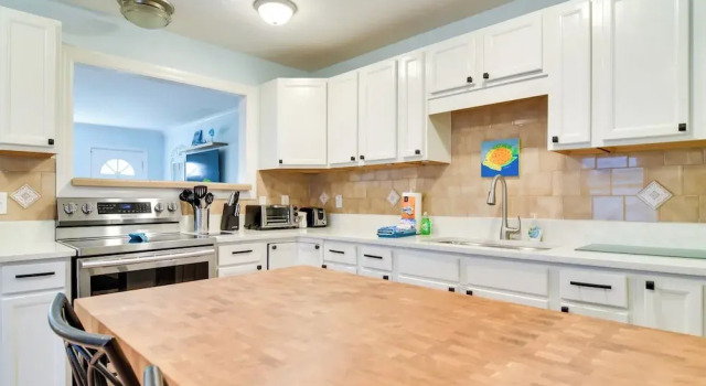 Коттедж Lovely St Pete Beach Cottage, Walk to Beach & Town