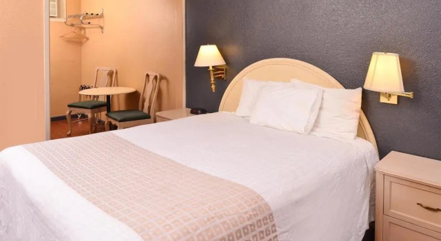 Кровать в общем номере Bishop Inn