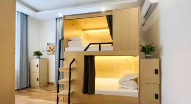 Кровать в общем номере (мужской номер) Three Cats Hostel (Mangshi)