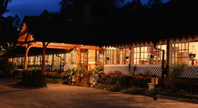 Кровать в общем номере Bandarawela Hotel