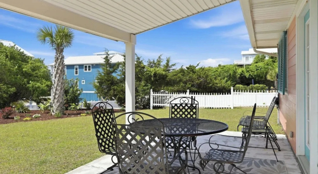 Коттедж Colorful Emerald Isle Home: Just Steps to Beach!