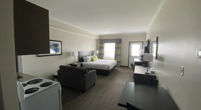 Двухместный полулюкс с балконом Crossroads Inn & Suites