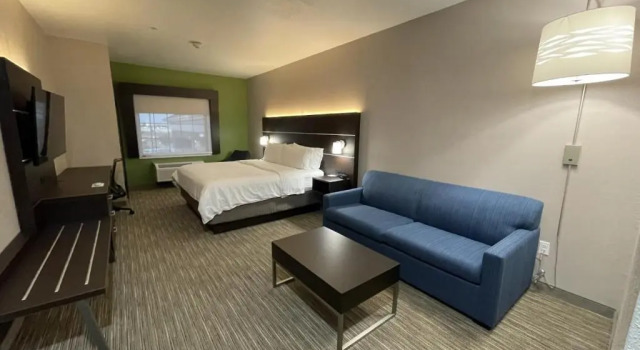 Люкс с 2 комнатами Holiday Inn Express Hotel and Suites Ada by IHG