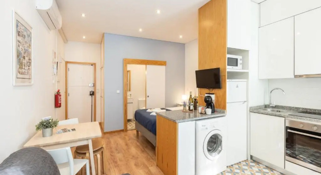 Студия с балконом 733 Costa Cabral Metro Residence