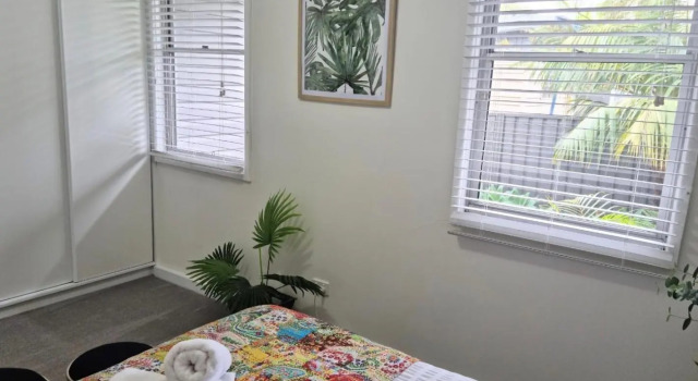 Swanway family holiday home - 15 min walk to beach, seconds to lake, Забронировать Отель Отели Калберра-Бич с парковкой, Парковка