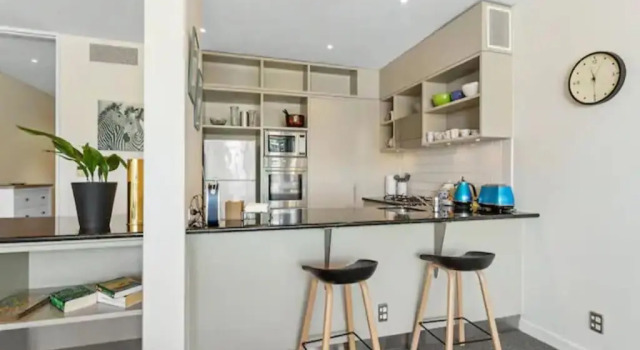 Апартаменты Lovely view apartment - free parking, pool and gym