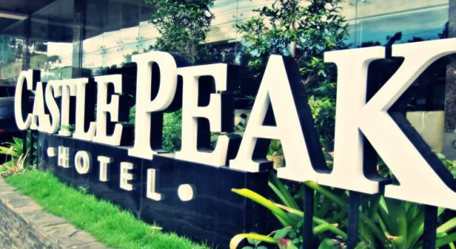 Кровать в общем номере Castle Peak Hotel
