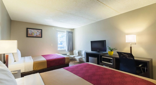 Четырёхместный номер Standard Econo Lodge Harrisburg - Southwest of Hershey Area