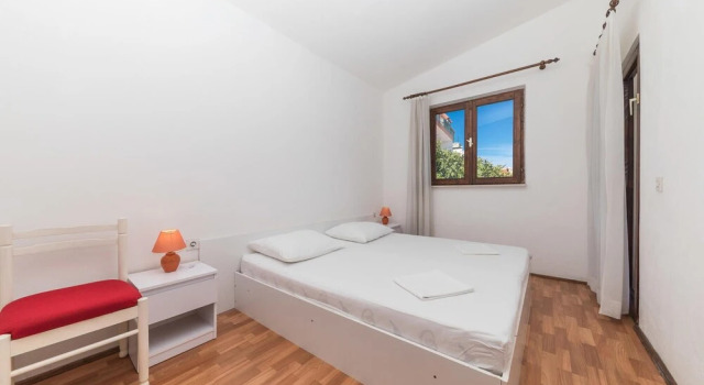 Stunning Home In Okrug Donji With Kitchenette, Buchen Sie Hotel Hotels in Gespanschaft Split-Dalmatien mit Pool, Schwimmbad