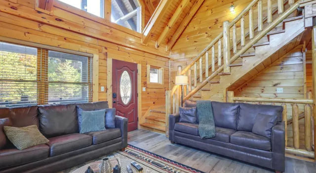 5 Mi to Dtwn: Cabin w/ Hot Tub in Pigeon Forge!