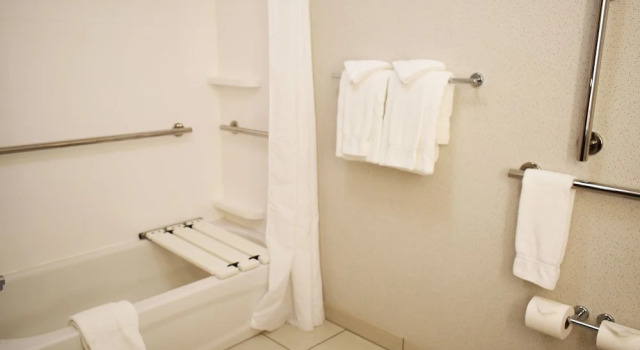 Четырёхместный номер Standard Holiday Inn Express Madera by IHG