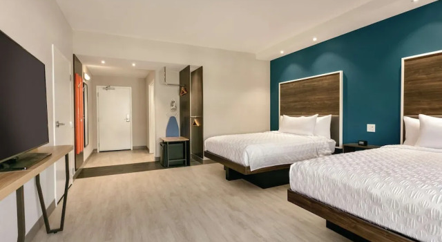 Номер Mobility Accessible Roll-In Shower Tru By Hilton Charlotte Ayrsley