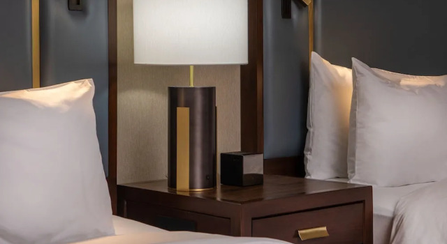Четырёхместный номер Deluxe с балконом и с видом на внутренний двор Sheraton Music City Nashville Airport