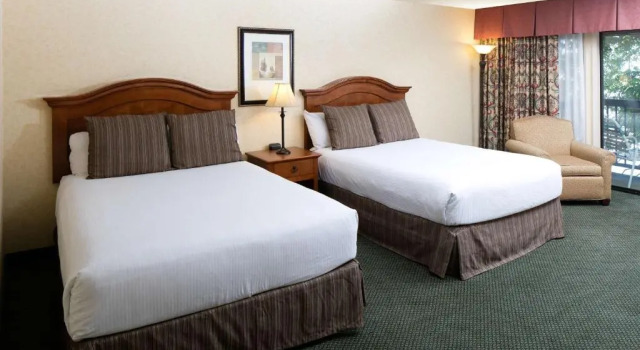 Четырёхместный номер Superior Red Lion Hotel Redding