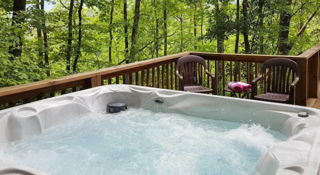 Коттедж с 2 комнатами с балконом Natures Retreat w/ Hot Tub: 7 Mi to Bryson City