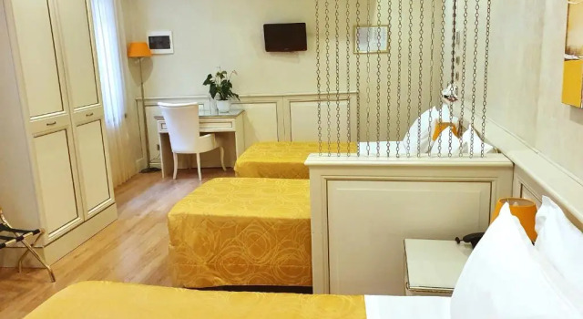 Полулюкс Hotel Aurora