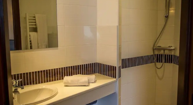 Номер Standard Brit Hotel Confort Azur Cholet Nord