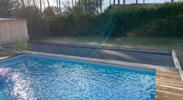 Maison avec sa grande terrasse ensoleillée