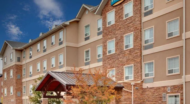 Кровать в общем номере Staybridge Suites - Calgary Airport by IHG