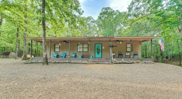 Коттедж Broken Bow Getaway: Hot Tub, Grill & Fire Pit
