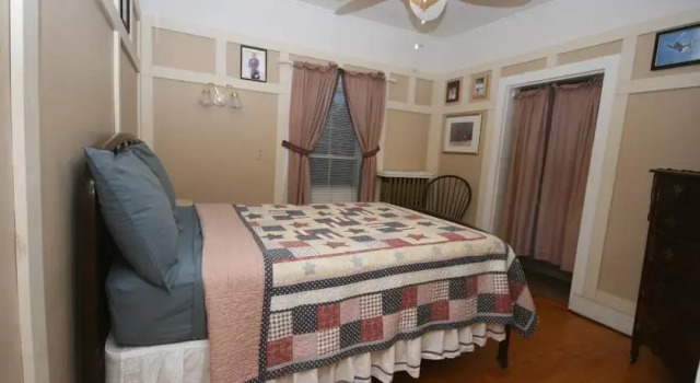 Spruce Lodge LLC, Забронировать Мини-отель Отели Лейк-Плэсид 3 звезды, рядом с Lake Placid Olympic Ski Jump Complex, 3*