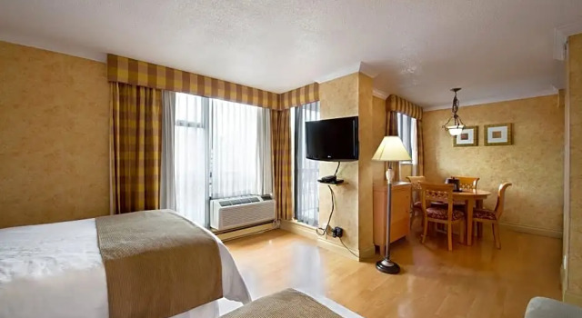 Четырёхместный люкс Standard с балконом The Sunset Hotel West End