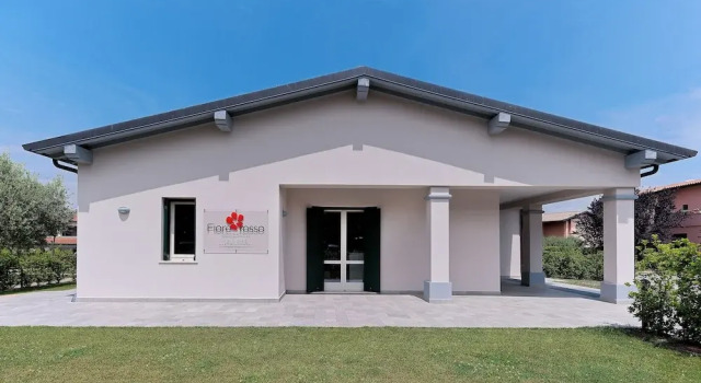 RESIDENCE FIORE ROSSO, Забронировать Апарт-отель Апарт-отели Сирмионе, рядом с Термы Сирмионе «Вергилий», Апарт-отель