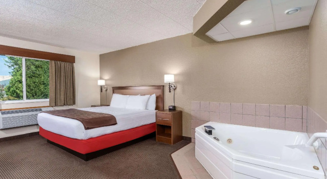 Двухместный номер Standard AmericInn by Wyndham Monroe