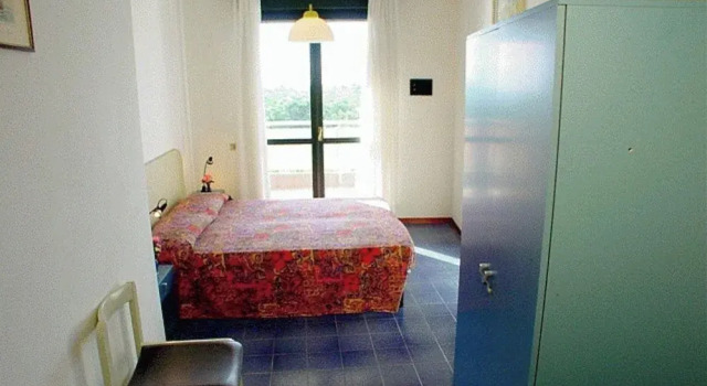Beachside Flat in a Residence With Swimming Pool and Garden, Book Lejlighed Hoteller i Friuli Venezia Giulia med parkering, Parkering