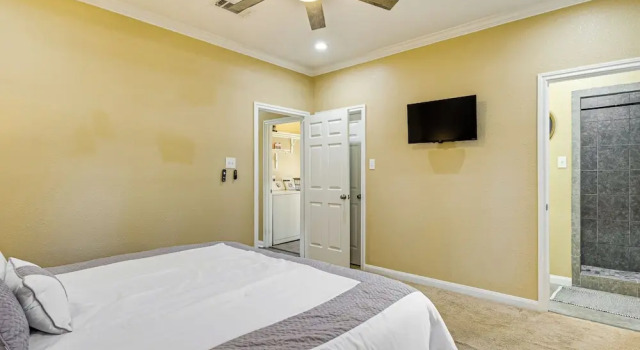Pet-friendly Home 2 Miles to Lake Conroe!, Varaa Lomakoti Hotellit Lake Conroe pysäköinnillä, Pysäköinti