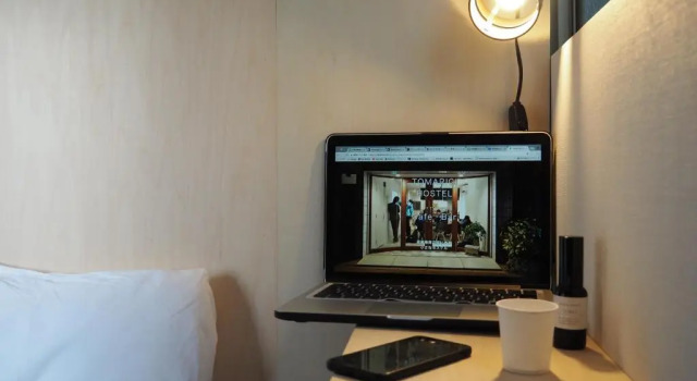 Кровать в общем номере Tomarigi Hostel