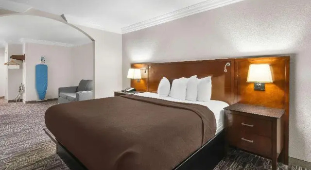 Четырёхместный люкс SureStay Plus by Best Western Fort Worth Benbrook