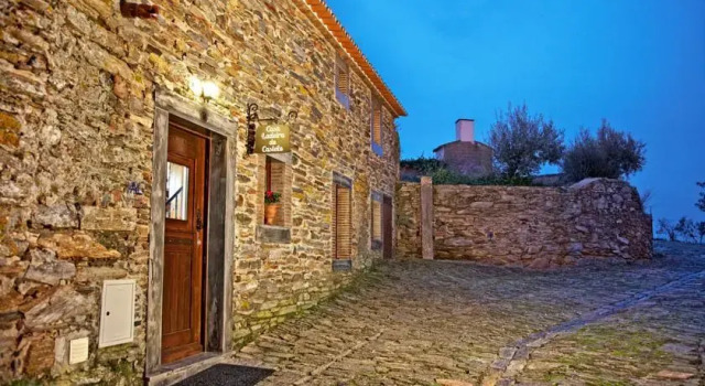 Casa Ladeira do Castelo, Забронировать Отель Регенгуш-ди-Монсараш Центр Алентежу, рядом с Alqueva Lake Observatory