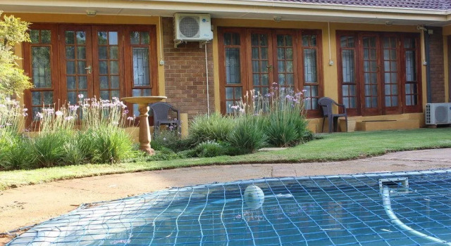 Yenfie B and B, Reservar Hotel Hotéis em Potchefstroom com piscina, perto de Goetz Fleischack Museum, Piscina