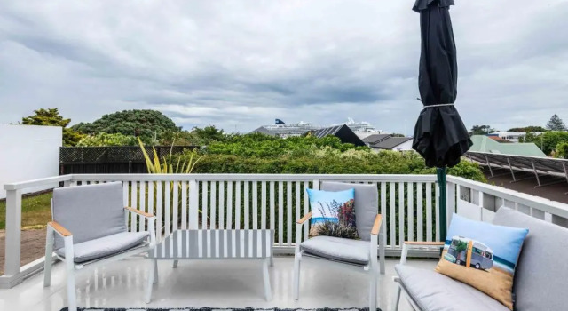 Awesome Beach House on Oceanview Road, Забронировать Отель Маунт-Маунгани регион Бей-оф-Пленти