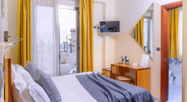 Двухместный номер Standard с балконом Piccadilly Hotel