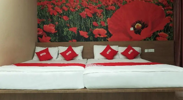 Люкс Super OYO 89930 Golden Guest House
