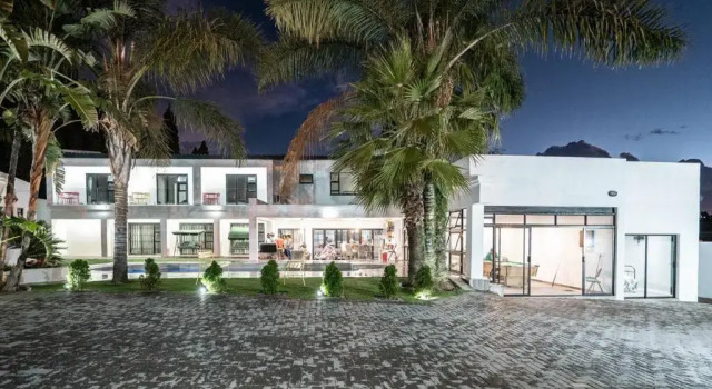 Вилла Private Modern 10 bdrm Home tucked away in Sandton