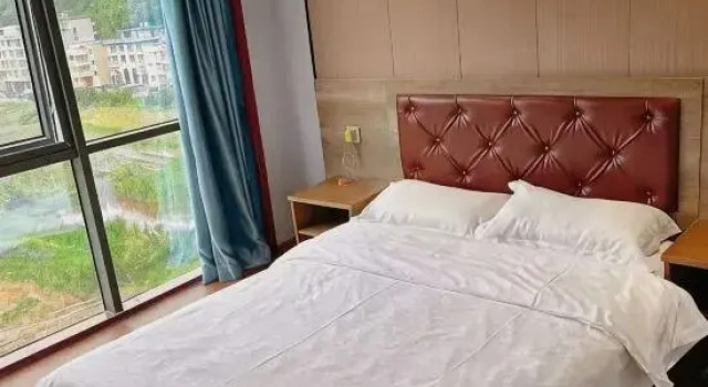 Четырёхместный семейный люкс Red Apple Hotel