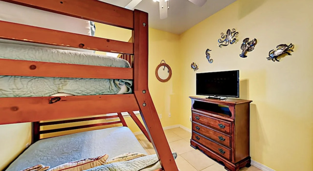 Natures Haven - Updated W/ Pool & Lake 3 Bedroom Condo