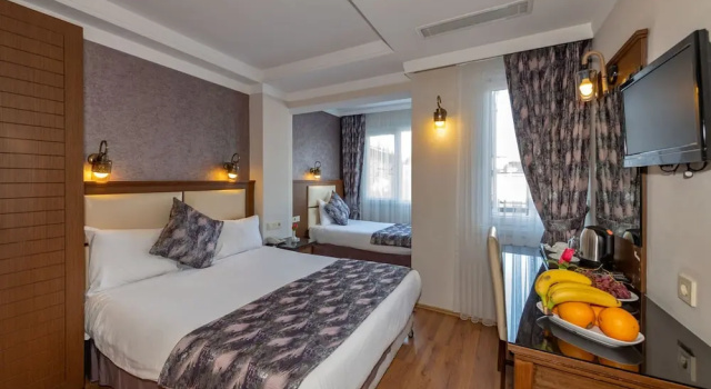 Трёхместный номер Standard с балконом Aristocrat Hotel