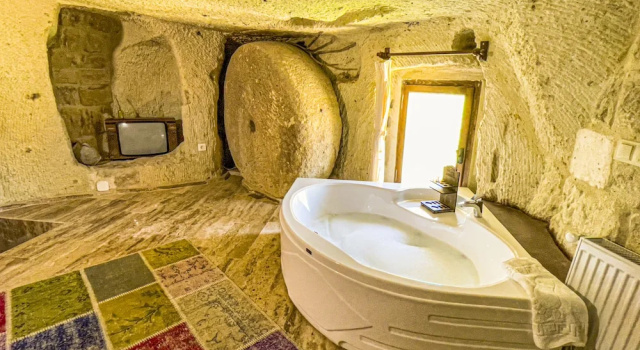 Люкс с красивым видом из окна Heritage Cave Suites