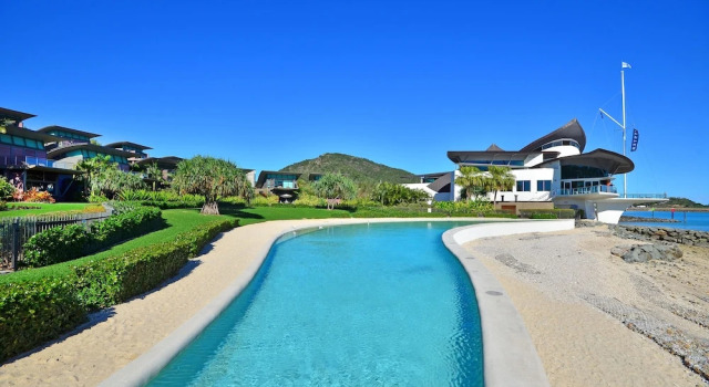 Yacht Club Villa 33-Serenity-Ocean Views with Golf Buggy, Забронировать Вилла Отели Острова Гамильтон с парковкой, Парковка