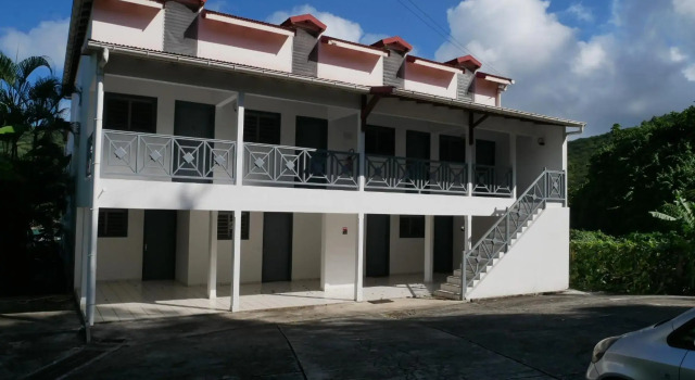 duplex, 2 bedrooms, 2 couples sea view overlooking the village of DESHAIES, Rezerwuj Hotel Hotele w Basse-Terre z parkingiem, Parking