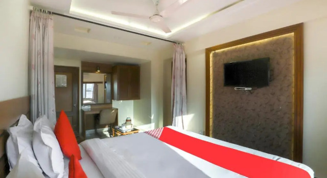 Люкс OYO 70882 Hotel Royal Retreat