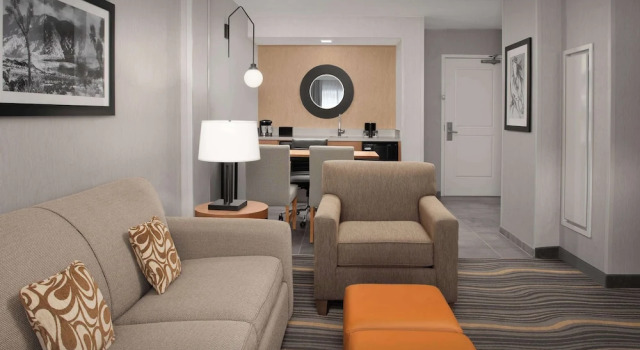 Двухместный люкс с балконом Embassy Suites La Quinta Hotel & Spa