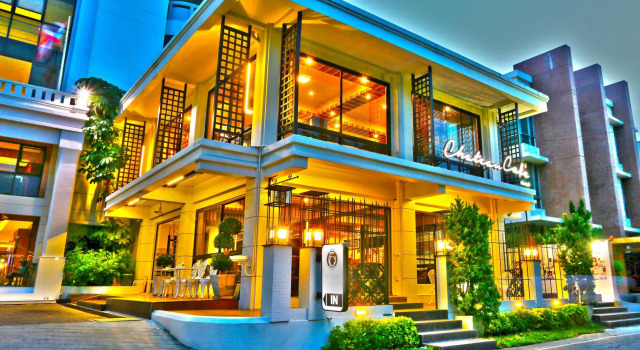 Кровать в общем номере Chateau de Sukhumvit